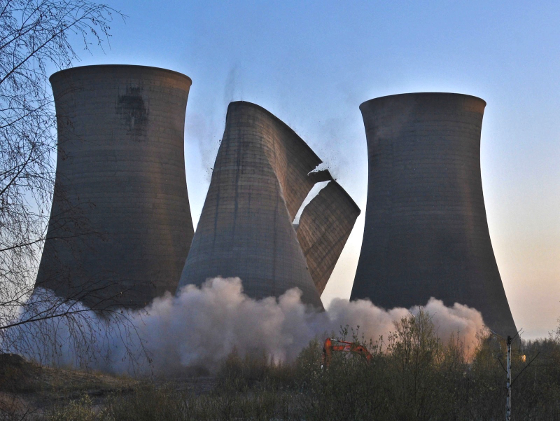 Illustration for article titled The Joy Of Watching Huge Buildings Implode